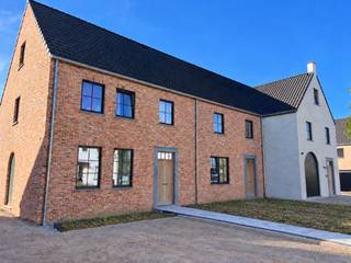 De gesloten bebouwing is volledig afgewerkt als kijkwoning en kan op afspraak worden bezocht. Ontdek ter plaatse de indeling, ruimte en afwerkingsmogelijkheden.<br />De vermelde prijs is een totaalprijs, inclusief kosten en btw. Buitenaanleg is niet inbegrepen.<br />De ingerichte beelden zijn inspiratiefoto’s. Meubels en decoratie zijn niet inbegrepen en kunnen afwijken van de uiteindelijke uitvoering.