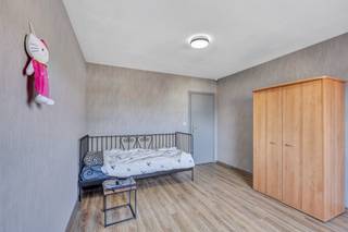 <p>Voor meer info of een bezoek, bel 053 59 49 32 - Op het dorp<strong> </strong>van Moorsel bevindt zich dit <strong>appartement met twee slaapkamers op de tweede verdieping. </strong>Bij het binnentreden van het appartement hebben we een ruime inkomhal, die toegang geeft tot de<strong> lichtrijke leefruimte</strong>. Vanuit deze leefruimte kunnen we een <strong>aangenaam terras betreden achteraan het gebouw</strong>, wat extra rust meebrengt. <strong>De keuken is volledig vernieuwd </strong>en geeft toegang tot een ruime berging. Verder zijn er <strong>twee slaapkamers</strong>. <strong>De volledig vernieuwde badkamer</strong> is voorzien met een inloopdouche en een lavabo. Daarnaast beschikt het appartement over een apart toilet. Het dak van het appartementsgebouw werd eind 2025 volledig vernieuwd. Ook de dakramen is dit appartement zijn volledig nieuw. Tevens is er gemeenschappelijke kelder die kan gebruikt worden door alle eigenaren. <strong>EPC-label D (geen renovatieverplichting)- Asbest-veilig</strong> - Gelegen te Moorsel (Aalst)</p>