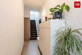 <p>Instapklare, stijlvolle woning op toplocatie in een rustige straat nabij groen en gezellige hotspots.<br />Deze moderne woning is gelegen op een gegeerde locatie, dichtbij charmante cafés zoals Café De Roos en Boteco, en op wandelafstand van het Arbedpark en het Bijgaardepark. Ook langs de Schelde geniet u van aangename wandel- en sportmogelijkheden.<br /><br />Bij het betreden van de woning wordt u meteen verwelkomd door de verzorgde afwerking en het aangename ruimtegevoel. De brede inkomhal leidt naar de gezellige woon- en eetkamer, die naadloos overgaat in de volledig uitgeruste keuken met alle hedendaags comfort. Aansluitend bevindt zich een charmante stadskoer, waar u in alle rust kan genieten van een gezellig buitenmoment.<br /><br />Op het gelijkvloers beschikt de woning bovendien over een praktische berging en een wasplaats met geïntegreerd toilet.<br />De eerste verdieping biedt een ruime slaapkamer met veel ingemaakte kasten. De verfijnde badkamer is volledig ingericht en beschikt over een ligbad, een inloopdouche, een dubbele wastafel en een tweede toilet.<br /><br />Op de tweede verdieping vindt u een lichtrijke tweede slaapkamer en een veelzijdige bureauruimte, ideaal als home office, dressing en extra bergruimte.<br /><br />Een ideale woning voor wie comfortabel en rustig wil wonen, met alle voorzieningen binnen handbereik.<br /><br />Beschikbaar bij akte.<br /><br />Contacteer Top Vastgoed voor een bezoek op 0475 700 700!</p>
<p></p>