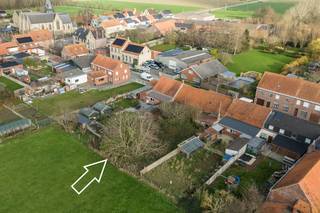 KROMBEKE: Afbraakpand op 730m² grondoppervlakte met goedgekeurde verkaveling voor 3 bouwloten, georiënteerd naar de avondzon.<br />Op ca 7 km van het eigenlijke centrum van Poperinge en in het landelijk centrum van Krombeke staat er momenteel nog een oude woning. Mits aankoop van het eigendom dat op een totale grondoppervlakte van 730m² staat, en het slopen van de oude bebouwing kunnen uit diezelfde grond 3 nieuwbouwwoningen rijzen. <br />De huidige verkoper liet het stuk grond verkavelen tot het bouwen van 3 eengezinswoningen. Deze verkaveling werd goedgekeurd en wordt dus nu te koop gesteld.<br />De 3 loten hebben een grondoppervlakte van 238m², 243m² en 249m². Telkens op het gelijkvloers bedraagt de maximum bouwdiepte 16,50m en op het eerste verdiep 12m. De woningen hebben dan telkens een voorgevel van ca 5,80m. <br />Het eigendom is vrij van aannemer en dus dienstig tot het bouwen van 3 rijwoningen. Het kan uiteraard ook aangekocht worden als afbraakpand of renovatiepand om er opnieuw een eengezinswoning van te maken. <br />Alle nuttige plannen en informatie: zie kantoor.