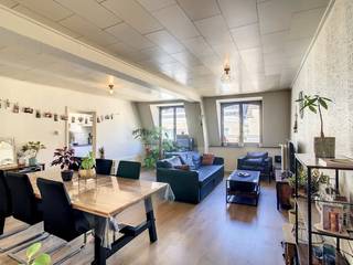 Op zoek naar een appartement met een centrale ligging? Dit aangename appartement op de tweede verdieping biedt verrassend veel ruimte en bevindt zich midden in het bruisende centrum van Ieper. Winkels, horecazaken en de Grote Markt liggen op wandelafstand, waardoor je geniet van alle troeven die de stad te bieden heeft.INDELINGVerdiep +2: - Inkomhal met apart toilet- Ruime slaapkamer (23 m²) - Berging - Leefruimte (32 m²) - Keuken - BadkamerGelijkvloers: - Gemeenschappelijke fietsenberging- VuilnisbergingBen je geïnteresseerd in dit pand te huur in Ieper? Surf dan naar de website www.dewaele.com, klik op de rode knop 'Bezoek aanvragen' en vul het huurdersprofiel in. Daarna nemen we contact op voor een bezoek.