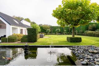 Dicht bij de Damse Vaart, tussen het historische Brugge en het charmante Damme, bevindt zich deze uitzonderlijk ruime eigendom op bijna 2,5 hectare. De combinatie van een elegante villa met drie omvangrijke loodsen biedt hier een unieke mogelijkheid om wonen te combineren met een professionele landbouwactiviteit.<br /><br />De elegante villa heeft een bewoonbare oppervlakte van 383 m² en biedt een lichtrijk en ruim woonvolume, omgeven door een aangelegde tuin met vijver en een prachtig open zicht over de omliggende polder. Hier geniet u in alle rust van een unieke, landelijke setting met een uitstekende bereikbaarheid.<br /><br />Een absolute troef zijn de drie ruime loodsen van ca. 630 m², 630 m² en 200 m². De omvangrijke infrastructuur biedt tal van mogelijkheden voor een professionele landbouwactiviteit en leent zich onder meer uitstekend voor het fokken en houden van dieren of andere landbouwgerelateerde activiteiten.<br /><br />Daarnaast bestaat de mogelijkheid tot aankoop van ca. 2,75 hectare aansluitende landbouwgrond, waardoor het domein kan worden uitgebreid tot ruim 5,2 hectare.<br /><br />Een unieke eigendom voor wie wonen en een professionele landbouwactiviteit wil combineren, op een bijzonder landelijke locatie met een uitstekende bereikbaarheid van Brugge en Damme.