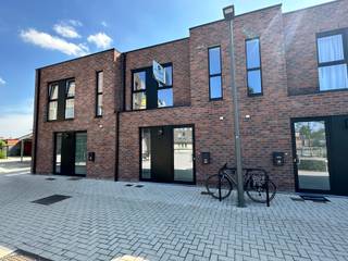 <p><strong>Zo goed als nieuwe BEN-woning met ruime living, 3 slaapkamers, mooie tuin en carport gelegen op een rustige, doch centrale ligging te Turnhout. EPB: E -15 , Elektriciteit conform.<br /><br />Woning 2 is een gesloten bebouwing met een bruto bewoonbare oppervlakte van 138 m². De woning beschikt over drie slaapkamers, woonkamer met open leefkeuken, berging, toilet, badkamer met ligbad, douche, dubbel lavabomeubel en toilet. Daarnaast is er een tuin met fietsenberging en privé-autostaanplaats onder carport.</strong><strong><span></span></strong></p>
<p><strong><span>Ligging:</span></strong><br /><span>Op een rustige en kindvriendelijke ligging in het nieuwe woonproject </span><strong><span>Elysis</span></strong><span> te Turnhout bevindt zich deze moderne nieuwbouwwoning in gesloten bebouwing. </span></p>
<p><strong><span>Indeling:</span></strong><span> inkomhal, toilet, woonkamer, open keuken, berging, drie slaapkamers, badkamer, private tuin en carport.</span></p>
<p><strong><span>Omschrijving:</span></strong><br /><span>Via de inkomhal betreedt u deze aangename gezinswoning. De inkomhal geeft toegang tot de lichtrijke leefruimte en het afzonderlijke gastentoilet en berging.</span></p>
<p><span>De woonkamer vormt samen met de open keuken het gezellige hart van de woning. Dankzij de ruime raampartijen geniet de leefruimte van een overvloed aan natuurlijke lichtinval en ontstaat er een mooie verbinding met de private tuin. De volledig ingerichte keuken sluit naadloos aan op de eet- en leefruimte en vormt een praktische en gezellige plek voor het dagelijkse gezinsleven.</span></p>
<p><span>Naast de woonkamer bevindt zich een praktische berging, ideaal voor extra opslag en voorzien van de nodige aansluitingen voor wasmachine en droogkast.</span></p>
<p><span>Op de verdieping bevinden zich </span><strong><span>drie volwaardige slaapkamers</span></strong><span> en een stijlvolle badkamer. De badkamer wordt uitgerust met een ligbad, aparte douche, dubbel lavabomeubel en toilet. De slaapkamers bieden voldoende ruimte en comfort voor een gezin, thuiswerkplek of hobbyruimte.</span></p>
<p><span>Achteraan beschikt de woning over een </span><strong><span>private tuin</span></strong><span>, die rechtstreeks aansluit op de leefruimte. Hier geniet u in alle rust van het buitenleven, terwijl de autoluwe en groene omgeving zorgt voor een aangename woonbeleving.</span></p>
<p><span>Ook op vlak van duurzaamheid scoort deze woning uitstekend. De woning </span><span>haalt een maximaal </span><strong><span>E-peil 10</span></strong><span>. De woning is uitgerust met een </span><strong><span>lucht-water warmtepomp, vloerverwarming en zonnepanelen</span></strong><span>. Daarnaast wordt regenwater gerecupereerd voor onder meer toiletspoeling en de buitenkraan. Dit resulteert in een bijzonder energiezuinige en toekomstgerichte woning met een aangenaam wooncomfort.</span></p>
<p><strong><span>Extra troeven:</span></strong></p>
<ul>
<li><span>Nieuwbouw in een rustige en autoluwe woonomgeving.</span></li>
<li><span>Gesloten bebouwing met een praktische en hedendaagse indeling.</span></li>
<li><span>Drie volwaardige slaapkamers.</span></li>
<li><span>Private tuin.</span></li>
<li>Carport</li>
<li><span>BEN-woning met maximaal E-peil 10.</span></li>
<li><span>Lucht-water warmtepomp en vloerverwarming.</span></li>
<li><span>Zonnepanelen.</span></li>
<li><span>Regenwaterrecuperatie.</span></li>
<li><span>Kindvriendelijke omgeving met veel openbaar groen.</span></li>
<li><span>Winkels, scholen en lokale voorzieningen op wandelafstand.</span></li>
</ul>
Verkoop onder BTW-stelsel. ( 12% registratie op grondaandeel, 21% BTW op constructieaandeel )<br />
<p></p>
<p><strong><br /><br /></strong></p>