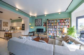 Ontdek dit prachtig gerenoveerd duplex appartement met een royale oppervlakte van 167 m2, rustig gelegen nabij het centrum van Oostende. De...