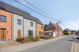 <span><span><strong>MONO</strong><br />Residentieel wonen in het rustige Bovekerke (op de kruising van Kortemark, Diksmuide en Koekelare) op een groot perceel met west-oriëntatie.<br /><br /><strong>MONO is een kleinschalig en uiterst energiezuinig nieuwbouwproject</strong> bestaande uit 3 gekoppelde woningen in pastoriestijl gelegen langs de Noordstraat en één moderne villa gelegen langs Moscou. Alle woningen worden opgeleverd met 3 ruime slaapkamers (mogelijkheid tot het inrichten van een vierde slaapkamer bij de gekoppelde woningen), parkeergelegenheid en mogelijkheid tot het plaatsen van een carport. <br /><br /><strong>Comfort, energiezuinigheid, kwaliteit en een unieke ligging </strong>zijn de eigenschappen van deze kleinschalige realisatie.<br /><br />Tijdens de ontwerpfase werd veel aandacht geschonken aan enerzijds de energiezuinigheid en anderzijds het wooncomfort van de bewoners:</span></span>
<ul>
	<li><strong><span><span>Praktische indeling;</span></span></strong></li>
	<li><strong><span><span>veel lichtinval;</span></span></strong></li>
	<li><strong><span><span>smart air systeem, zowel verwarming als koeling (airco);</span></span></strong></li>
	<li><strong><span><span>warmtepomp met zonnepanelen; </span></span></strong></li>
	<li><strong><span><span>…</span></span></strong></li>
</ul>
<span><span>Op deze manier is het zowel binnen als buiten aangenaam vertoeven.<br /><br /><u><strong>Indeling:</strong></u> Op het gelijkvloers bevinden zich de mooie inkomhal met gastentoilet en de grote leefruimte met open keuken gekoppeld aan een erg ruime keukenberging. Op de eerste verdieping beschikt de woning over 3 zeer ruime slaapkamers, een badkamer (inloopdouche, dubbele lavabo en mogelijkheid tot het plaatsen van een ligbad) en afzonderlijk toilet op de gang. De woning biedt de mogelijkheid om een vaste trap te plaatsen naar de tweede verdieping, waar u tevens een extra slaapkamer of hobbykamer kan inrichten.<br /><br />Een carport zal vergund worden en kan op vraag gerealiseerd worden bij de halfopen bebouwingen, de gesloten woning beschikt over een parkeerplaats voor de woning.<br /><br /><strong>Woning:</strong> Gerealiseerd op een ruim perceel van <strong>533,12m² </strong>en maar liefst ca. 160 m<sup>2</sup> aan bewoonbare oppervlakte (excl. zolder).<br /><br /><strong>Wat maakt MONO uniek:</strong></span></span>

<ul>
	<li><span><span>Energiezuinig project (smart air systeem met warmtepomp (l/l), zonnepanelen per woning,…);</span></span></li>
	<li><span><span>kleinschalig project;</span></span></li>
	<li><span><span>rustige ligging;</span></span></li>
	<li><span><span>kwalitatieve architectuur en materiaalkeuze;</span></span></li>
	<li><span><span>...</span></span></li>
</ul>
<span><span><strong>Bent u op zoek naar een unieke nieuwbouwwoning in landelijke stijl of een moderne alleenstaande villa? Plan dan snel uw afspraak! Contacteer ons op het nummer 051 50 11 51 of via diksmuide@diksimmo.be.</strong></span></span>