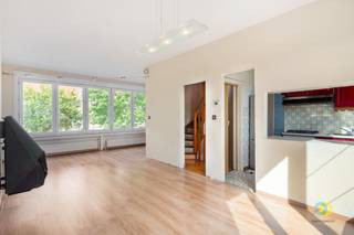 <p><span>In een rustige en residentiële wijk van Koningslo bevindt zich deze ruime bel-étage woning met garage, oprit, tuin en zolder. De woning geniet een gunstige ligging nabij winkels, scholen, openbaar vervoer en belangrijke verbindingswegen, met een vlotte bereikbaarheid van Vilvoorde, Brussel en de Ring. De woning is op te frissen, maar beschikt technisch over een goede basis. Dankzij het EPC-label C is er geen energetische renovatieverplichting, waardoor een eventueel renovatiebudget volledig naar de verdere inrichting en modernisering van de woning kan gaan. Bovendien verkeert het dak in zeer goede staat. Op het gelijkvloers vinden we een ruime inkomhal, een inpandige garage met extra bergruimte en een praktische wasplaats met rechtstreekse toegang tot de tuin. De oprit biedt plaats aan een bijkomende wagen. De eerste verdieping omvat een lichtrijke leefruimte met open keuken en grote raampartijen. Op de tweede verdieping bevinden zich twee zeer ruime slaapkamers, een badkamer met douche en wastafel en een apart toilet. De ruime zolder biedt bovendien extra potentieel en kan mits het plaatsen van een vaste trap worden ingericht als extra slaapkamer, bureau, hobbyruimte of polyvalente ruimte. Een interessante woning voor wie een thuis zoekt die naar eigen smaak gemoderniseerd kan worden in Koningslo.</span><span><br /> </span></p>