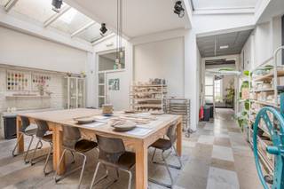 In het hart van Leuven, in de charmante Schrijnmakersstraat (“Schrènsstroot”), vlak naast de keuken van Dagelijkse Kost en om de hoek van...