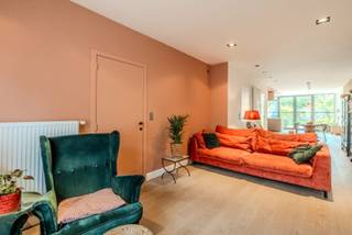<p>Instapklare, stijlvolle woning met zuidgerichte tuin en optionele garagebox.</p><p>De verrassend ruime woning (170m² bewoonbaar, 250m² perceel) combineert energiezuinigheid (EPC B 105 kWh/m² per jaar), comfort en een uitstekende ligging.</p><p>Gelegen in een fietsstraat met eenrichtingsverkeer voor auto's, op wandelafstand van alle winkels, scholen en openbaar vervoer. Hier woont u rustig, groen en toch centraal. Mobiscore: 9.1/10.</p><p>Gelijkvloers: inkomhal met gastentoilet, gezellige living met houtkachel en parketvloer, volledig uitgeruste leefkeuken met zicht op de tuin, berging met technische voorzieningen, traphal met vestiaire, zuidgerichte tuin met terras (25m²) en hardhouten tuinhuis achteraan in de tuin.<br />1e verdiep: 2 slaapkamers (18 en 11m²), aparte ruime dressing, badkamer met ligbad, inloopdouche, 2 wastafels en toilet.<br />2e verdiep: masterbedroom (17m²) met zicht op de tuin, ruime berging / bureauruimte en toegang tot de kruipzolder.<br />Aanwezig: Asbestveilig attest, conform gekeurde elektriciteit, recent onderhouden gascondentatieketel, ventilatiesysteem C, waterverzachter, toiletten en buitenkraantjes aangesloten op RW-pomp.</p><p>Op slechts enkele meters van de woning bieden we optioneel onze ruime (19m²) garagebox met sectionale poort aan. Ideaal voor het bergen van uw auto, (bak)fietsen, werkmateriaal... Kostprijs garagebox: 39 000EUR.</p><p>Geniet nog tot eind dit jaar van de mogelijkheid uw woning aan te kopen aan 2% registratiekosten, vanaf januari is dit aan 3%.</p><p>Interesse? Reageer op dit zoekertje en we plannen een afspraak op één van onze kijkmomenten: vrijdag 6 nov en zaterdag 7 nov.<br />Biedingen gelijk aan of hoger dan de vraagprijs worden in overweging genomen.</p>