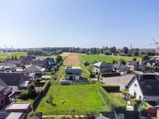 <p><span>Droomt u ervan uw eigen Villa te bouwen op een rustige locatie? Dan is deze bouwgrond in een doodlopende straat in Grimbergen precies wat u zoekt. Hier geniet u van een aangename woonomgeving met weinig verkeer, terwijl winkels, scholen, openbaar vervoer en belangrijke invalswegen zich op korte afstand bevinden. Volgens de geldende bouwvoorschriften biedt het perceel de mogelijkheid om een ruime vrijstaande gezinswoning te bouwen met een maximale bebouwbare oppervlakte van 150 m² op het gelijkvloers en eveneens 150 m² op de verdieping. Dit resulteert in ruim en comfortabel woonvolume van circa 300 m². De voorschriften laten eveneens een dakhelling toe tussen 35° en 50° en voorzien een maximale kroonlijsthoogte van 3,5 meter, waardoor verschillende architecturale invullingen mogelijk zijn. Een inpandige garage kan geïntegreerd worden binnen het bouwvolume. Achteraan blijft een aangename tuinzone met een minimale diepte van 8 meter behouden, ideaal om in alle rust te genieten van privacy en buitenruimte. Daarnaast is een tuinhuis tot 6 m² toegestaan in de achtertuin. De bouwvergunning dient nog definitief te worden verkregen. Bent u op zoek naar een bouwgrond waar rust, ruimte en flexibiliteit samenkomen? Dan biedt dit perceel een uitstekende kans om uw ideale Villa te realiseren in het groene Grimbergen. Neem vandaag nog contact met ons op voor meer informatie of een bezoek ter plaatse.</span><span> </span></p>
