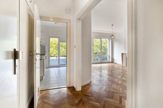 <strong>Energiezuinig 2-slaapkamer appartement te Pulhof van ca. 93m² m</strong><span><strong>et 2 terrassen.</strong><br /></span><strong><br />Indeling:</strong><br /><span>Vooraan, de <strong>ruime leefruimte</strong> met <strong>groen zicht </strong>over de steenweg. Naast de leefruimte, de keuken met toegang tot het <strong>voorste terras</strong> vooraan. <br />Via de inkomhal heeft men toegang tot alle andere ruimtes van het appartement. Centraal, een gastentoilet en een badkamer voorzien van een douche en een badkamermeubel met een wastafel. <br />Achteraan, <strong>twee ruime slaapkamers</strong> waarvan één met toegang tot het <strong>terras achteraan</strong>. </span><strong><br /></strong><br /><span><strong>Bijzonderheden:</strong><br /><b>EPC </b>label <strong>B</strong>;<br />Inbegrepen in de maandelijkse kosten: <em>Beheer; blokpolis; verbruik/onderhoud van de algemene delen (incl. lift) + privé verbruik verwarming en water;<br /></em>Ideaal als investering, was<strong> verhuurd</strong> aan <strong>900€/maand + kosten.</strong></span><br /><br /><strong>Ligging:<br /></strong><span>Ideaal gelegen met </span><strong>alle faciliteiten om de hoek!</strong><span> Op een boogscheut verwijderd van g</span><span>rote invalswegen en op wandelafstand van talrijke winkels, scholen, parken, ziekenhuizen, openbaar vervoer en sportaangelegenheden.</span>