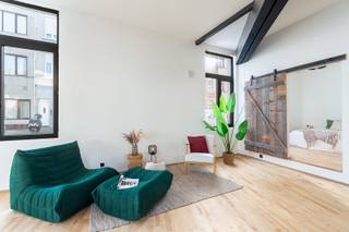 Instapklaar appartement op een zuchtje van Park Spoor Noord<br /><br />Welkom in de Oranjestraat 92 — hier woon je op een zucht van Park Spoor Noord. De straat geeft letterlijk uit op het park, de ideale plek voor een picknick, om te sporten of om te genieten van een lekker drankje in de zomerbar. Ook qua bereikbaarheid zit je hier goed: alle vormen van openbaar vervoer bevinden zich in de directe omgeving en de invalswegen zijn vlot bereikbaar.<br /><br /><br />Dit kleinschalige, eigenzinnige renovatieproject uit 2022 bestaat uit vier ruime éénslaapkamerappartementen die, dankzij de hoekligging, allemaal kunnen genieten van uitzonderlijk veel lichtinval.<br />Het appartement beschikt over een inkomhal, een handige (was)berging en een badkamer voorzien van douche, lavabo en toilet. Op de hoek vinden we de ruime leefruimte, uitgerust met een open keuken met alle gebruikelijke toestellen. De slaapkamer is aan de rustige achterkant gelegen.<br />Verder is er een privatieve kelderberging voorzien en beschikt het gebouw over een gemeenschappelijke fietsenberging.<br />Contacteer ons nu voor meer informatie of een bezoek ter plaatse!<br /><br />Bijzonderheden<br /><br />•Individuele meters en verwarming<br />•Conforme elektriciteit en gunstige EPC-score<br />•Per direct beschikbaar<br />•Leuke, opkomende locatie<br /><br />Verplichte vermeldingen:<br /><br />EPC: 140 kWh/m²<br />P-score: D<br />G-score: D<br />Stedenbouwkundige inlichtingen: Vg, Wg, Gvkr, Gmo, Gvv