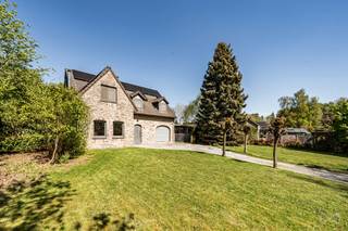 <p><span>Une opportunité à ne pas manquer : villa de caractère 4 chambres dans l’un des quartiers les plus prisés de Nandrin !</span></p>
<br />
<p><span>Composition : </span></p>
<p><span>Au rez: hall d'entrée (8m2), WC 1, séjour/sàm (41m2), cuisine (14m2), garage (25m2)</span></p>
<p><span>Au 1er : 4 chambres (22, 22, 16, 12m2), SDD (7m2), hall de nuit (7m2)</span></p>
<p><span>A l’extérieur : terrasse (65+17m2), un terrain de + de 2.000m2, emplacements de parking. </span></p>
<p><span>Au niveau technique : chauffage électrique à accumulation, 18 panneaux solaires de 2022, châssis DV PVC, PEB C (‭20250918027402 - 255 kwh/m²/an - 52 353 kwh/an). </span></p>
<p><span>Offre sous réserve d’acceptation des propriétaires. Informations non contractuelles.</span></p>
<br />
<p><span>Pour toute question ou pour organiser une visite, contactez Elisa au 0498/43.04.14 ou via l’adresse elisa.rom@weinvest.be. Nous vous accompagnons dans vos projets d’achat, d’investissement ou de vente. Profitez également de notre service d’estimation GRATUITE et SANS ENGAGEMENT!</span></p>