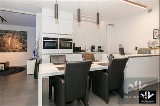 <u><strong>Recent, knap afgewerkt appartement met mooi terras in residentie Zuidzicht IV! <br /><br />TROEVEN: </strong></u><br />- Recent appartement met knappe afwerking <br />- Mooi terras met water- en tuinzicht <br />- Afsluitbare ruimte aansluitend aan de woonkamer (bureel, logeerkamer, hobbyruimte, ...)<br />- Rustige ligging op een steenworp van Quartier Bleu en het stadscentrum<br />- Ondergrondse autostaanplaats met laadpaal beschikbaar (€ 39.000,00)<br />- Kelderberging verplicht bij aan te kopen (€ 6.000,00) <br />- Verhuurd aan een stipte, correcte huurder <br /><br />Welkom in residentie Zuidzicht IV, de laatste fase van het prestigieuze, alom gekende woonproject aan de Hasseltse Kanaalkom! Op de vierde verdieping vinden we dit modern appartement terug, bestaande uit een inkomhal, leefruimte met open keuken, ruim overdekt terras, afsluitbare ruimte die diverse invullingen kan krijgen, een slaapkamer, een badkamer, een berging en een gastentoilet.<br />Vanuit de leefruimte heb je rechtstreeks toegang tot het terras én een uitzicht op de tuin en het Albertkanaal. Instant vakantiegevoel gegarandeerd! <br /><br />De ondergrondse parkeerplaats is uitgerust met een laadpaal voor elektrische voertuigen en kan worden aangekocht voor € 39.000,00. Indien het voor de koper interessanter is om de laadpaal apart van het appartement en de parkeerplaats aan te kopen, kan dit worden besproken. <br />De kelderberging, die extra opbergmogelijkheden biedt, dient te worden aangekocht (€ 6.000,00) samen met het appartement. <br /><br />Het appartement is momenteel verhuurd aan heel correcte huurders die stipt betalen en, indien het appartement aan een investeerder zou worden verkocht, met veel plezier in dit uniek appartement willen blijven wonen. Dankzij de zeer marktconforme huurprijs is een interessant opbrengstrendement zeker mogelijk.<br /><br />Is dit appartement iets voor jou? Laat jouw gegevens achter, René leidt je met veel plezier rond!
