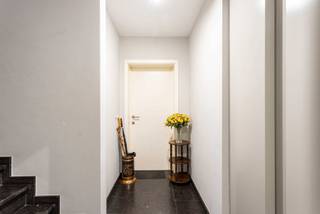 Ontdek dit recente en energiezuinige appartement, ideaal gelegen in het hart van Aalst. Dankzij de centrale ligging bevinden de Grote Markt, winkels, supermarkten en het openbaar vervoer zich op wandelafstand, terwijl de E40 richting Brussel en Gent vlot bereikbaar is. <br /><br />Het appartement bevindt zich op de eerste verdieping van een verzorgd gebouw met lift en biedt een aangename, hedendaagse woonomgeving. De indeling omvat een lichtrijke leefruimte met open, volledig geïnstalleerde keuken en aansluitende praktische bergruimte. Verder beschikt het appartement over een apart toilet, een ruime slaapkamer en een ensuite badkamer met wastafel en ligbad met douchefunctie. <br /><br />Vanuit de leefruimte geniet u bovendien van toegang tot een bijzonder ruim terras, een absolute troef van deze woning. Naast de interne bergruimte beschikt het appartement ook over een privatieve kelderberging en een staanplaats. <br /><br />Het appartement is momenteel verhuurd en vormt daardoor een interessante opportuniteit voor investeerders die op zoek zijn naar een instapklaar en centraal gelegen opbrengsteigendom met een bestaande huurder. De huidige huurprijs bedraagt € 778 per maand, zonder gemeenschappelijke lasten.