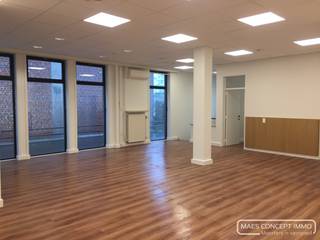 Dit pand biedt tal van mogelijkheden en dat op een zichtlocatie in het centrum van Anzegem!
<h4>Huidige indeling</h4>
<ul>
<li>Inkom met glazen tussendeur</li>
<li>Wachtruimte</li>
<li>grote polyvalente ruimte</li>
<li>2 aparte burelen</li>
<li>2 toiletten</li>
<li>Nieuwe laminaatvloer</li>
<li>Ruime kelder met kitchenette, technische berging en kluis (vorige activiteit van pand was een bank)</li>
<li>Ruim voldoende parking achteraan (6 parkeerplaatsen)</li>
</ul>
<h4> </h4>
<h4>Grote troeven</h4>
<ul>
<li>Op een zichtlocatie langs een drukke invalsweg in centrum Anzegem</li>
<li>Vlak bij scholen, supermarkt en andere commerciële zaken</li>
<li>Op minder dan 10 minuten van Vichte, Waregem en Oudenaarde</li>
<li>Op 5 minuten van de E17</li>
<li>airco, alarm</li>
</ul>
<h4>Huurprijs</h4>
De huurprijs bedraagt € 775/maand en is direct beschikbaar!<br />
<h4>Interesse in deze topper?</h4>
Neem dan snel contact met ons om een afspraak te plannen!