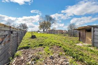 <p>Op een strategische ligging in Voorde bevindt zich deze <strong>verder af te werken halfopen bebouwing op een perceel van 13a 30ca.</strong> De woning geniet van een vlotte verbinding naar Ninove, Brakel, Geraardsbergen en Brussel. Winkels en andere voorzieningen bevinden zich op een steenworp van het pand.<strong> Deze eigendom biedt, mits verdere renovatie, heel wat mogelijkheden, terwijl men er perfect onmiddellijk kan intrekken.</strong> Het gelijkvloers omvat een inkomhal, een ruime leefruimte met salon en eetplaats, een vernieuwde keuken die verder dient afgewerkt te worden, een polyvalente ruimte die momenteel dienst doet als bureau, <strong>een ruime vernieuwde veranda</strong> en een eerste badkamer die nog gemoderniseerd dient te worden. Op de verdieping bevinden zich een nachthal, <strong>drie slaapkamers</strong> en<strong> </strong>een tweede, vernieuwde badkamer. Verder beschikt de woning over een zolder met uitvaltrap, een kelder en <strong>een ruime achterliggende garage van circa 50 m²</strong>. Buiten geniet u van <strong>voldoende parkeergelegenheid vooraan, een oprit en een ruime tuin met prachtig uitzicht op de achterliggende weidelanden. </strong>Verwarming op pelletkachel - Buitenschrijnwerk in hout dubbel glas - Dak in pannen - Betonconstructie - Vernieuwde boiler - Waterverzachter aanwezig</p>