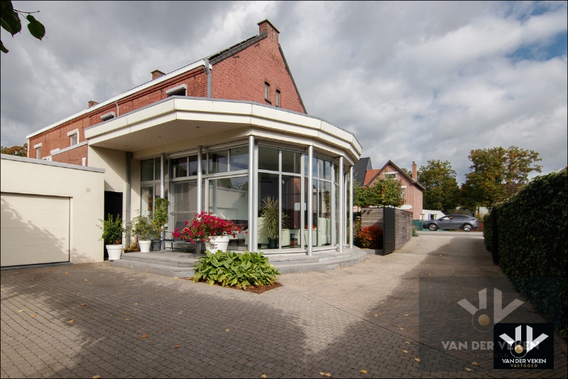 Knap afgewerkte, energiezuinige en ruime woning met vier slaapkamers, guesthouse/praktijkruimte op een centrale (maar toch bosrijke!) locatie te As - foto 5