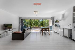Zeer ruime, bemeubelde studio van 61m² (cfr.EPC) op een absolute toplocatie in het centrum van Leuven, op wandelafstand van de Vismarkt, tal van winkels, horeca, openbaar vervoer en andere voorzieningen. Dankzij de grote raampartijen geniet de studio veel natuurlijke lichtinval en een aangenaam ruimtelijk gevoel. De studio is praktisch ingedeeld, afgewerkt met warme, kwalitatieve materialen en volledig bemeubeld, zodat u meteen comfortabel kan intrekken. Daarnaast beschikt de studio over een zonnig terras met zuidoriëntatie, waar u in alle rust kan genieten van de buitenruimte. Zonwering is eveneens aanwezig voor extra comfort tijdens warme dagen. Deze studio is ideaal voor een koppel, young professionals en phd’ers die op zoek zijn naar een kwalitatieve en centraal gelegen woonplek. De huurprijs bedraagt 1150 euro per maand ( incl. internet ) + 80 euro provisie voor de gemeenschappelijke lasten en nutsvoorzieningen ( individueel verbruik elektriciteit ). Beschikbaar vanaf 01/09/2026. Wenst u graag een bezoek of extra informatie? Aarzel dan zeker niet om contact op te nemen via info@homies.be of te bellen naar 016 15 37 11. HOMIÉS, An Eye for Immo.<br /> 