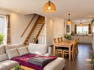 moderne, instapklare, ruime en lichtrijke woning midden het dorp<br /><br />omvattende een inkomhal met apart toilet, grote en klare living, ingerichte moderne open keuken, nachthal, ingerichte badkamer, 3 ruime slaapkamers, grote garage en tuin met mooi terras<br /><br /> 