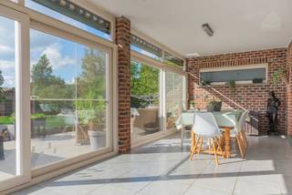 Ruime en uitstekend onderhouden gezinswoning met prachtige tuin en inpandige garage op een perceel van 1.490 m²<br /><br />Deze degelijke en tijdloze woning uit de jaren ’70 werd doorheen de jaren met de grootste zorg onderhouden en gemoderniseerd. Dankzij de combinatie van een EPC-label B, duurzame materialen en een praktische indeling is deze woning volledig instapklaar en vormt ze een ideale thuis voor wie op zoek is naar ruimte, comfort en kwaliteit.<br /><br />Bij het betreden van de woning kom je in een ruime inkomhal die meteen toegang biedt tot verschillende ruimtes. Hier bevinden zich onder andere het bureel, de volledig ingerichte keuken, het gastentoilet en de gezellige leefruimte.<br /><br />De leefruimte ademt warmte en sfeer dankzij de mooie parketvloer en de aanwezige houtkachel. Grote raampartijen zorgen voor een aangename lichtinval en een mooi contact met de tuin. Aansluitend bevindt zich de veranda, een heerlijke plek waar je zowel tijdens de zomermaanden als in de winter volop kan genieten van het uitzicht op de prachtig aangelegde tuin.<br /><br />Op het gelijkvloers bevinden zich daarnaast drie volwaardige slaapkamers en een recent vernieuwde badkamer, uitgerust met een douche, lavabo en praktische ingebouwde kasten.<br /><br />De woning beschikt bovendien over een ruime afgewerkte zolderkamer op de eerste verdieping. Deze polyvalente ruimte is voorzien van een afzonderlijk toilet en biedt dankzij haar oppervlakte tal van mogelijkheden. Zo kan ze perfect dienst doen als hobbyruimte, bureau, speelruimte of mits verdere inrichting zelfs als één of meerdere extra slaapkamers.<br /><br /><strong>Praktische troeven</strong>
<ul>
<li>EPC - label B door oa. zonnepanelen</li>
<li>Volledig onderkelderd (gedeeltelijk kruipkelder) </li>
<li>Inpandige garage met plaats voor 2 wagens</li>
<li>Zijpoort met toegang voor de wagen tot in de tuin</li>
<li>3 slaapkamers op het gelijkvloers + ruime afgewerkte zolderkamer</li>
<li>Douche is rolstoel toegankelijk </li>
<li>Uitstekend onderhouden</li>
</ul>
<br />Interesse?<br />We nemen graag de tijd om je deze woning ter plaatse te laten ontdekken.<br />📞 014 84 83 69<br />✉️ info@sublimmo.be