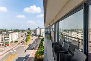 Wonen zonder zorgen? Dat kan in dit instapklaar appartement – ideaal gelegen op een strategische locatie waar men geniet van een vlotte verbinding...