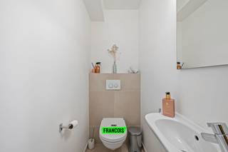 Dit ruim en modern tweeslaapkamerappartement bevindt zich pal in het centrum van Oostende. In de omgeving heeft u al het moois wat Oostende te...