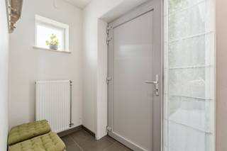<p><span>Rustig gelegen halfopen woning met landelijk zicht in kindvriendelijke wijk te Moorsele.</span></p><p><span>Richtprijs 399 000 euro.</span></p><p><span>Op het einde van een rustige woonstraat, in een bijzonder </span><span>kindvriendelijke wijk met openbaar speeltuintje</span><span>, vinden we deze instapklare halfopen woning met een prachtig </span><span>landelijk zicht</span><span> achteraan. Een ideale thuis voor gezinnen die houden van rust, veiligheid en een groene omgeving.</span></p><p><span>De woning beschikt over een </span><span>lichtrijke leefruimte</span><span> met open keuken en aansluitende </span><span>praktische berging</span><span>. Vooraan bevindt zich momenteel een </span><span>ingerichte praktijkruimte</span><span>, maar deze kan perfect dienen als </span><span>thuiskantoor</span><span>. Hier is bovendien </span><span>airco</span><span> aanwezig, wat het extra comfortabel maakt om er te werken.</span></p><p><span>Op de bovenverdieping zijn er </span><span>drie volwaardige slaapkamers</span><span>, waarvan één uitgerust met </span><span>airco</span><span>, en een </span><span>badkamer</span><span> met douche, bad, lavabo en toilet.</span></p><p><span>Buiten geniet je van een </span><span>aangelegde tuin</span><span> met open zicht op de zijliggende velden. Het </span><span>terras</span><span>, </span><span>tuinhuis</span><span> en </span><span>overkapping</span><span> maken dit tot een heerlijke plek om te ontspannen en te genieten van de rust.</span></p><h2><span>Troeven</span></h2><ul><li><span>Rustige ligging op het einde van de straat</span></li><li><span>Kindvriendelijke wijk met speeltuintje</span></li><li><span>Praktijkruimte / thuiskantoor met airco</span></li><li><span>Lichtrijke leefruimte met open keuken</span></li><li><span>3 slaapkamers, waarvan 1 met airco</span></li><li><span>Badkamer met bad, douche, lavabo en toilet</span></li><li><span>6 zonnepanelen</span></li><li><span>Aangelegde tuin met landelijk zicht</span></li><li><span>Terras, tuinhuis en overkapping</span></li></ul><h2><span>Bezoekweek</span></h2><p><span>Er is een </span><span>bezoekweek voorzien van 10 tot 16 augustus</span><span>. Gelieve vooraf te verwittigen via mail of telefoon.</span></p><p><span><span>stijn@vastgoedkantoorvanassche.be</span></span><span> of 0476763876</span></p>