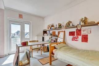 Op de 4ᵉ verdieping van een hedendaags gebouw bekoort deze lichtrijke studentenstudio van ongeveer 19 m² met zijn hoge raampartijen en zijn balkon met een vrij uitzicht over de daken. De studio beschikt over een slaaphoek, een bureauhoek en een ingebouwde kastruimte, evenals een privédoucheruimte met WC.Het gebouw beschikt over een volledig uitgeruste gemeenschappelijke keuken (oven, kookplaat, dampkap, koelkast, microgolfoven) in een gezellige ruimte.<br />Ideaal gelegen in Elsene, op wandelafstand van het openbaar vervoer en de universitaire campussen, is dit kot perfect voor een student die op zoek is naar comfort en een centrale ligging.<br />Huurprijs: € 795/maand, kosten inbegrepen (elektriciteit, gas, water en internet).