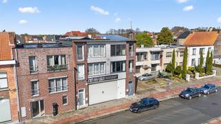 <p>Langs een invalsweg gelegen gerenoveerd triplex-appartement (160 m²!) met privé-ingang</p><p>Indeling <br />- gelijkvloers: privé - inkomtraphal, fietsen en afvalberging<br />- 1 ste verdieping: traphal met gastentoilet, zeer lichte woonkamer (40 m²) met een inbouw pellet kachel en panoramisch uitzicht, aansluitend is er een nette eetkeuken (13 m²) met alle toestellen (inductiekookplaat, koelkast, oven, vaatwasser) en een berging/wasplaats. De keuken heeft directe verbinding naar een reuze en zeer uitnodigend terras van 47 m² met veel oog voor privacy. Dat wordt heerlijk genieten van het zonnetje in de zomermaanden en gelukkig kan de elektrische zonnewering enige koeling brengen! <br />- 2 de verdieping: overloop, 2 badkamers (één gewone badkamer ( 3 m²) met een ligbad en één comfortabele badkamer (14,5m²) met een whirlpool, een (stoom) douche, een dubbel wastafelmeubel en extra toilet, 2 grote slaapkamers (16,5 en 15 m² en kleinere slaapkamer (5,2 m²) of een bureeltje</p><p>kenmerken:<br />- 16 zonnepanelen met groenstroomcertificaten<br />- gemeenschappelijke en privé-berging op gelijkvloers<br />- 3 airco's (living- grote badkamer en master)<br />- momenteel geen gemeenschappelijke kosten<br />- geen asbestmateriaal te verwijderen <br />- EPC label C <br />- elektriciteitsattest is niet conform<br />- kortelings vrij<br />- 3 slaapkamers<br />- 2 badkamers</p><p>- vlakbij (huur)garages</p><p>Infoplicht: Vg, Wg, Gmo, Gvkr, Gvv - P-score: D , G-score: D - Dit is geen aanbod, alle informatie is steeds onder voorbehoud van materiële vergissingen en/of wijzigingen.</p>