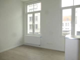 IXELLES, ideaal gelegen, dicht bij Louise, Flagey en de vijvers, studio van ±25m². Op de 1e verdieping, bestaande uit: woonkamer van ±15m²,...