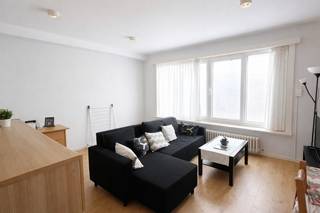 Deze gezellige en praktische studio op de eerste verdieping biedt een comfortabele en moderne woonruimte, ideaal voor een alleenstaande of een koppel. De woon- en slaapruimte zijn op een slimme manier geïntegreerd, waardoor de beschikbare ruimte optimaal benut wordt.<br /><br />De woon- en slaapruimte zijn slim geïntegreerd om optimaal gebruik te maken van de beschikbare ruimte. De moderne keuken is volledig uitgerust, wat het dagelijkse gebruik eenvoudig en aangenaam maakt. De badkamer beschikt over een moderne douche en toilet.<br /><br />Momenteel is de studio verhuurd, wat dit tot een interessante opbrengsteigendom maakt.<br /><br />Interesse? Neem gerust contact met ons op voor meer informatie of om een bezoek in te plannen