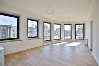In het centrum van Mortsel, vinden we dit 2-slaapkamer appartement. Indeling:Via de gemeenschappelijke inkomhal, betreden we het gebouw en bereiken...