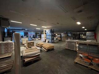 Het veelzijdig pand van 1.441 m² betreft een open space met glazen vitrine waardoor men geniet van een goede visibiliteit langs de voorzijde van...