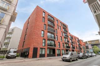 Centraal gelegen en instapklare assistentie flat in een recent gebouw (Residentie De Wijngaard) op wandelafstand van de Grote Markt, Station en vlakbij het Winkelcentrum K! Moderne look en voorzien van een ingerichte keuken, gezellige living, grote badkamer en 2 slaapkamers. En met kers op de taart een aangenaam terras met uitzicht op groen en dit midden in het centrum. <br />Daarnaast ben je altijd verzekerd van professionele zorg en ondersteuning, met een uitgebreid aanbod aan thuiszorg volledig afgestemd op jouw noden.<br />In de sfeervolle bistro kan je terecht voor een smakelijke verse maaltijd, een heerlijke kop koffie of een verfrissend drankje. Zodra het mooi weer is, geniet je volop van rust en gezelligheid in de groene binnentuin en op het zonnige terras.<br />Mogelijkheid tot aankoop ondergrondse standplaats.