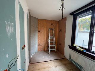 Volledig gerenoveerde studentenwoning met 4 slaapkamers in hartje Antwerpen<br />Op een uitstekende locatie in de Grote Kauwenberg, midden in de bruisende Antwerpse studentenbuurt, bevindt zich deze volledig te renoveren studentenwoning met vier slaapkamers, twee badkamers en een ruime gemeenschappelijke leefruimte.<br />De woning wordt momenteel grondig verbouwd en zal uiterlijk op 1 oktober 2026 volledig instapklaar zijn. Dankzij de praktische indeling is dit pand ideaal voor vier studenten die comfortabel willen samenwonen, met voldoende privacy en aangename gemeenschappelijke ruimtes.<br />Indeling:<br />Eerste verdieping: twee slaapkamers van elk circa 11 m² en één badkamer<br />Tweede verdieping: twee slaapkamers van elk circa 11 m² en één badkamer<br />Derde verdieping: lichtrijke leefruimte van circa 30 m² met open, volledig ingerichte keuken<br />Troeven:<br />Volledig gerenoveerde studentenwoning<br />Vier ruime en gelijkwaardige slaapkamers<br />Twee badkamers<br />Ruime gemeenschappelijke leefruimte<br />Open ingerichte keuken<br />Centrale ligging in de Antwerpse studentenbuurt<br />Op wandelafstand van universiteiten, hogescholen, winkels en openbaar vervoer<br />Beschikbaar vanaf uiterlijk 1 oktober 2026<br />Een ideale studentenwoning voor vier vrienden die samen willen wonen op een centrale locatie in Antwerpen.