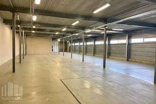Dit stand-alone bedrijfsverzamelgebouw is gelegen op een <strong>terrein van 1.950 m²</strong> en combineert<strong> 859 m² opslagruimte</strong> met <strong>910 m² instapklare kantoren</strong>. <br /><br />De <strong>opslagruimte</strong> beschikt over een <strong>vrije hoogte van 3,50 m</strong>, <strong>2 sectionale poorten </strong>( 3,00 m H x 3,50 m B), een polybetonvloer en verwarming op gas. <br /><br />De<strong> instapklare zeer lichtrijke kantoren</strong>, gelegen op de eerste verdieping , bieden een professionele en comfortabele werkomgeving met landschapskantoren, <strong>afzonderlijke burelen</strong>, vergaderzalen, een <strong>keuken</strong>, eetruimte en sanitair. De aanwezige<strong> airconditioning</strong> zorgt voor een aangenaam binnenklimaat. <br /><br />De <strong>verharde site </strong>biedt ruime <strong>parkeer- en manoeuvreermogelijkheden</strong> en beschikt over <strong>24 privatieve parkeerplaatsen</strong>, waarvan 4 uitgerust met een laadpaal<strong> </strong>van 11 kW per toestel.<br /><br />Ook de ligging is een belangrijke troef: het gebouw bevindt zich op amper 1 km van de <strong>E40</strong>, op- en afrit 23 Haasrode-Blanden, met een onmiddellijke ontsluiting naar de <strong>E314</strong> via afrit Heverlee. Hierdoor is het pand vlot bereikbaar voor medewerkers, klanten en leveranciers.<br />Beschikbaar vanaf oktober.<br /><br />Contacteer <strong>PANORAMA B2B</strong> voor bijkomende inlichtingen, plannen of een vrijblijvend plaatsbezoek via <strong>0474 17 17 15</strong>.
