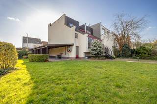 <p>Zoekt u wonen en werken te combineren in centrum Aartselaar? Profiteer van deze ruime woning met praktijkruimte met naastgelegen bouwgrond waarbij u de mogelijkheid hebt om de praktijk- en woonruimte nog te vergroten met 234 m². </p><p>De bestaande woning is aan de hand van architect Paul De Roo. Zijn modernistische signatuur vertaalt zich in expressieve baksteenarchitectuur en een subtiel spel van volumes en licht. </p><p>De doordachte flow is direct voelbaar. Op het gelijkvloers bevinden zich een praktijkruimte, slaapkamer en badkamer (maar kan mee in praktijk geïntegreerd worden). De verdieping herbergt een royale leefruimte die naadloos overvloeit in een tijdloze keuken met recente toestellen. Absolute blikvanger is de zonovergoten orangerie, waar u het hele jaar door geniet van de tuin en diverse terrassen. </p><p>Dankzij de gevelbreedte van 9m en de aparte toegankelijkheid is het pand perfect voor een vrij beroep of thuiskantoor. Ontvang cliënten in alle privacy zonder uw wooncomfort te storen. Voldoende parking aanwezig. Op de naastgelegen bouwgrond kan u een half-open bebouwing oprichten van 6 meter breed + garagebox.</p><p>De woning is uitstekend onderhouden met een gunstig EPC, recente condensatieketel, vernieuwd plat dak en een nieuwe achtergevel in crépi. De kelder en kruipkelder bieden extra stockage. U woont hier in een rustige, brede straat op wandelafstand van het centrum van Aartselaar, met een toplocatie nabij de A12 en E19.</p><p></p>