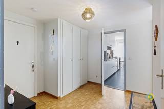 <p><span>Neder-Over-Heembeek: Gerenoveerd appartement gelegen op de tweede verdieping van een gebouw met lift. De leefruimte is praktisch ingedeeld en geniet van een aangename lichtinval dankzij de grote ramen. </span></p><p><span>De hoogwaardige parketvloer draagt bij aan de warme en uitnodigende sfeer van de ruimte. De vernieuwde keuken combineert functionaliteit met stijl, voorzien van moderne kasten en een ontbijthoek.<br />Het appartement beschikt over twee slaapkamers (13m² & 10,50m²). Beide kamers geven toegang tot het terras gelegen aan de achterkant van het gebouw. Ook de badkamer werd volledig vernieuwd en is voorzien van een inloopdouche, een lavabo op meubel en een toilet. Er is tevens een tweede apart toilet in de inkomhal.</span></p><p><span>Dit appartement bevindt zich in een keurig onderhouden gebouw, ideaal gelegen nabij lokale winkels, restaurants en openbaar vervoer, waardoor de stad binnen handbereik ligt en toch een rustig toevluchtsoord biedt.</span></p><p><span>Mis de kans niet om van dit charmante appartement uw nieuwe thuis te maken.<br />Provisie lasten: 255€/maand (gemeenschappelijke kosten, privatief waterverbruik en verwarming)</span></p><p><span> </span></p>