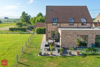 Inkomhal, ruime living in (eiken) parket met open haard, ingerichte luxe-keuken (Frank Tack), bijkeuken/berging, slaapkamer met ensuite douchekamer...