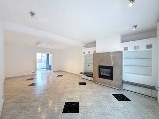 Ruime woning op een boogscheut van het centrum van Ieper. Tuin, terras en 3 slaapkamers zijn aanwezig. Indeling:Gelijkvloers: - Inkomhal -...