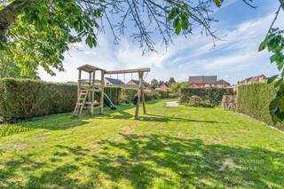 In een rustige buurt van Opglabbeek vindt u deze verrassend ruime gezinswoning (213m² bruikbare vloeroppervlakte) met 5 slaapkamers. Opglabbeek is een dynamische deelgemeente van  Oudsbergen en is ondermeer gekend om de uitgestrekte natuur, het verenigingsleven en de uitgebreide sportfaciliteiten. Zowel Bree, Genk als de oprit van de E314 zijn met de wagen binnen 15 minuten bereikbaar. <br />De woning is gebouwd in 1950, maar is volledig gerenoveerd en perfect onderhouden. Het dak is vernieuwd in 2017 (antraciet dakpannen), er zijn zonnepanelen geïnstalleerd in 2021 (4.950 wp), er is een nieuwe badkamer geplaatst in 2023. De vaste trap naar de zolder met verbouwing tot slaapkamer dateren uit 2018. De volledig geïnstalleerde keuken is geflankeerd door een kleine patio die zorgt voor extra lichtinval.<br />Gelijkvloers is er één slaapkamer, op de eerste verdieping zijn er 3 slaapkamers en op de tweede verdieping is de 5de slaapkamer. Samen met grote leefruimte maken de slaapkamers de woning uitermate geschikt voor grote (nieuw samengestelde) gezinnen.<br />Aan de achterkant van de woning is er een charmant overdekt terrasje en een vrijstaande garage. Bijkomende troef is de schitterende achterliggende tuin: netjes aangelegd, zuidwaarts georiënteerd en met voldoende privacy.<br /><br />INDELING:<br /><br />Gelijkvloers (±140m²):<br />- Inkomhal met trap<br />- Eetkamer<br />- Zithoek<br />- Keuken<br />- Patio<br />- Sas<br />- Badkamer<br />- Toilet<br />- Berging/technische ruimte<br />- Slaapkamer<br />- Overdekt terras<br /><br />Verdieping (±55m²):<br />- Nachthal<br />- Slaapkamer<br />- Slaapkamer<br />- Slaapkamer<br /><br />Verdieping 2 (±18m²):<br />- Slaapkamer<br /><br />Kelder (±8m²)<br /><br />Vrijstaande garage (±35m²)<br /><br />TROEVEN:<br />- Grote gezinswoning met 213m² bruikbare vloeroppervlakte<br />- Schitterend zuidelijk georiënteerd perceel met veel privacy (1.325m²!)<br />- Gunstig EPC<br />- Elektriciteit AREI conform<br />- School, winkels, recreatie, sportclubs, verenigingen... op fietsafstand<br />- Genk en E314 binnen 15 minuten bereikbaar<br />- Opglabbeek is een dynamische deelgemeente van Oudsbergen met vele troeven