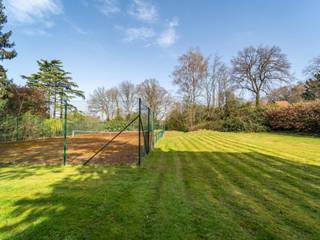 Unieke ligging aan de rand van het Ter Kamerenbos, perceel van ± 25 are waarop een tennisbaan.De vergunning is op aanvraag verkrijgbaar.Andere:...
