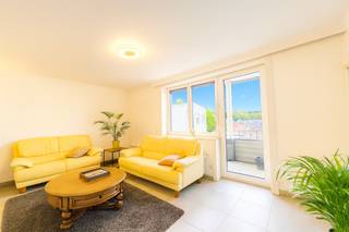 Voor meer info of een bezoek, bel 0497 87 91 68 - In een kleinschalige residentie en op een <strong>gunstige locatie</strong>, vlakbij winkels, scholen en openbaar vervoer in het <strong>centrum van Geraardsbergen</strong> bevindt zich deze uitstekende opbrengsteigendom. Het appartement omvat een lichtrijke leefruimte met keuken, <strong>twee volwaardige slaapkamers</strong>, een badkamer met bad en douche en een <strong>gezellig terras</strong>. De energieprestaties zijn uitstekend (<strong>goede EPC-score</strong>) en de staat van onderhoud is piekfijn: instapklaar en zonder verrassingen. Het appartement ligt aan de achterzijde van het gebouw en heeft zicht op de Dender. Pluspunten: <strong>Lift </strong>aanwezig - Ideaal als investering of als eerste woning