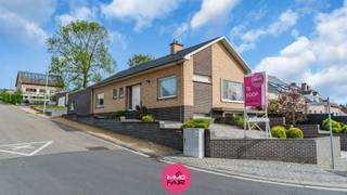 Deze verzorgde, vrijstaande bungalow is rustig gelegen op een zongericht perceel van 750 m² in het geliefde Gellik, een bosrijke deelgemeente van Lanaken.<br />Zowel het Nationaal Park Hoge Kempen en het Recreatiepark De Krieckaert zorgen voor een groene omgeving. Eveneens zijn buurtwinkels en een school op wandelafstand bereikbaar. Zowel Maastricht, Bilzen, Genk én de E313 zijn van hieruit vlot bereikbaar.<br /><br />Deze instapklare bungalow van circa 154 m² woonoppervlakte biedt alle wooncomfort op dezelfde etage. De indeling is als volgt:<br /><br />De royale leefruimte is ingedeeld in een gezellige zithoek met open keuken en een eetkamer. De open keuken met eiland is voorzien van ingebouwde keukenapparatuur (afwasmachine, koelkast en combi-oven).<br /><br />Aansluitend aan de woonkamer vormt het overdekte terras een gezellige plek waar je het hele jaar door kan genieten van de omgeving.<br /><br />Via de nachthal bereik je 2 slaapkamers met een oppervlakte van 14 m² en 13 m², waarvan één is uitgerust met een inloopdressing. De derde kamer is momenteel ingericht als kantoorruimte. In de badkamer is er een inloopdouche, een ligbad en een dubbele lavabo voorzien.<br /><br />De inpandige garage is bereikbaar via de Kerkstraat en biedt ruimte voor 1 wagen.<br /><br />Op kelderniveau zijn er 2 praktische voorraadkelders ter beschikking. De zolderverdieping is bereikbaar via een valluik: deze kan nog verder afgewerkt worden naar eigen smaak en budget.<br /><br />De achtertuin is onderhoudsvriendelijk aangelegd: ideaal voor wie wil genieten in alle comfort!<br /><br />Het afzonderlijke garagegebouw kan je bereiken via de Pastoor Clijstersstraat: deze biedt ruimte voor twee wagens en is voorzien van een automatische garagepoort. <br /><br />Troeven van deze woning:<br /><br />- Alle wooncomfort op 1 verdieping<br />- Gunstige EPC-score B (198 kWh/m²)<br />- Onderhoudsvriendelijke tuin<br />- Uitgerust met airco's en deels voorzien van rolluiken<br />- 2 inpandige garages voor 3 wagens<br /><br />Op zoek naar een betaalbare, instapklare bungalow met alle comfort in het geliefde Gellik? Bel 089 390 990 voor een kijkje ter plaatse!