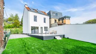 Ben je op zoek naar een ruime woning , volledig gerenoveerd en met een mooie tuin, en dat op geen 5 km van Leuven (station) ? Dan heeft Immo3000 deze woning te koop voor jou in de buurt van Leuven.<br />Indeling : inkom, grote open ruimte met nieuwe geinstalleerde keuken, eetplaats en living. <br />Schuifraam naar een groot terras en eerste tuin , met aansluitend nog een hele grote tuin. Kleine kelder.<br />Eerste verdiep : 3 grote slaapkamers met mooie parket en ruime badkamer met bad en douche. <br />Tweede verdiep : nog 2 slaapkamers en een ruime douchekamer.<br />Volledig gestript en gerenoveerd in 2026 : warmtepomp , zonnepanelen, nieuwe ramen dubbel glas, alles blinkenieuw.<br />Parkeergelegenheid naast de woning, bushalte vlakbij, dus alle mobiliteit terwijl deze straat zeer rustig gelegen is op de grens Kessel-Lo en Linden (omgeving Kastaar). Scholen en winkels van Linden en Kessel-Lo/Leuven op fietsafstand.<br />Meer weten ? Bezoeken uitsluitend op afspraak, boek uw bezoek via 016 60 3000 of info@immo3000.be . Eerst is eerst, prijs is vast.