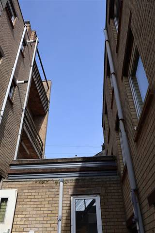 <p><span>TOPOPPOTUNITEIT - te renoveren vergund appartementsgebouw!</span></p><p><span> </span></p><p><span>Indien u op zoek bent naar een uitermate interessante appartementsgebouw te Oostende voor te verhuren of om de appartementen te renoveren en afzonderlijk door te verkopen na renovatie dan bent u hier op het juiste adres. De locatie is op wandelafstand van het Kursaal en de zee van Oostende. Op fietsafstand van het station en het winkelcentrum. Ook interessant om vakantieverhuur te organiseren.</span></p><p><span> </span></p><p><span>Al de appartementen zijn vergund + beschikken ook reeds over een afzonderlijk kadastraal inkomen. </span></p><p><span> </span></p><p><span>Het appartementsgebouw beschikt over 2 huisnummers (51 en 53) en is opgedeeld in een hoofdgebouw en een achtergebouw met tussenliggende binnentuin van 36 m² waarbij u een leuke buitenruimte kan creëren. De appartementen beschikken allen over een leuke typologie, langs de voorkant aan de Timmermansstraat over een brede invulling met veel raampartijen en eigen terras langs de achterzijde op het zuiden. </span></p><p><span> </span></p><p><span>Er loopt momenteel een herstelvordering en de woningen werden ongeschikt- en onbewoonbaar verklaard.</span></p><p><span> </span></p><p><span>De oppervlaktes variëren tussen 45 m² en 92 m². Al de appartementen zijn vrij van verhuur.</span></p><p><span> </span></p><p><span>Er zijn 10 appartementen en een leuk kantoor vergund, dit wilt zeggen dat u koopt aan een stukprijs van 77.500 euro/vergunde kavel.</span></p><p><span> </span></p><p><span>Bel ons snel voor een afspraak om deze opportuniteit te bekijken, de plannen en epc's te bekijken op onze website <span>www.vastpuntgoed.be</span></span><span> </span></p>