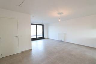 Zoekt u een energiezuinig 1-slaapkamer appartement met terras, autostaanplaats én kelderberging in het centrum van Beveren? Dan is snel zijn de boodschap!<br /><br />Het appartement is gelegen op de eerste verdieping.<br /><br />De indeling van het appartement is als volgt: leefruimte met volledig ingerichte keuken (koelkast met vriesvak, combi-oven, inductie kookplaat, dampkap, spoelbak, vaatwasmachine en voldoende kastruimte), een praktische berging met uitgietbak en aansluiting voor wasmachine en droogkast, een slaapkamer, een toilet en een badkamer (voorzien van inloopdouche, enkel lavabomeubel, spiegel en handdoekdroger).<br /><br />Verder is er ook nog het terras met een oppervlakte van 8,6 m², ondergronds de autostaanplaats en de ruime individuele kelderberging. <br /><br />Tot slot is er een overdekte fietsenstalling ter beschikking en een lift aanwezig in het gebouw.<br /><br />De grote troef van dit appartement is dat het een BEN-woning is, waardoor er een zeer laag energieverbruik is! Maar ook de centrale ligging, zonnepanelen, vlakbij openbaar vervoer,... <br /><br />Het appartement is beschikbaar vanaf 1 oktober 2026, werd volledig geschilderd en is vooraan voorzien van jaloezieën. De provisie voor de gemeenschappelijke kosten bedraagt 30 euro per maand. <br /><br />Twijfel niet om ons te contacteren voor meer informatie of een plaatsbezoek via verhuur@homevast.be of tel. 03 376 20 20.