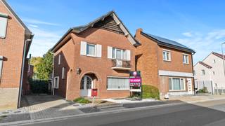 <p><strong><i><span>Te moderniseren woning met enorm potentieel op toplocatie in Boorsem</span></i></strong><i><span></span></i></p>
<p><i><span>In het charmante Boorsem, een deelgemeente van Maasmechelen, vind je deze te moderniseren woning met een zee aan mogelijkheden. Gelegen op een perceel van bijna<span> </span><strong>6 are</strong>, biedt deze eigendom de perfecte basis om jouw droomwoning te realiseren.</span></i></p>
<p><i><span>De woning beschikt over een degelijke structuur en kreeg ongeveer 15 jaar geleden nog<span> </span><strong>nieuwe ramen</strong>, wat alvast een mooie troef is bij renovatie. Binnenin vraagt het pand om een moderne update, maar precies dat biedt je de kans om alles naar eigen smaak en comfortniveau te vernieuwen. De ruimtes zijn goed ingedeeld en bieden tal van inrichtingsmogelijkheden voor zowel gezinnen als koppels die ruim willen wonen.</span></i></p>
<p><i><span>Buiten geniet je van een<span> </span><strong>royale tuin</strong><span> </span>die zich volledig leent voor ontspanning en buitenleven. Hier kan je<span> </span><strong>in alle rust genieten van het zonnetje</strong>, spelen met de kinderen, tuinieren of gewoon heerlijk relaxen in een groene omgeving. De rustige ligging versterkt het gevoel van privacy en buitenruimte.</span></i></p>
<p><i><span>De woning wordt<span> </span><strong>verwarmd op stookolie</strong><span> </span>en heeft een<span> </span><strong>kadastraal inkomen van €406</strong>, wat interessant is voor wie op zoek is naar een betaalbare renovatie met toekomstwaarde. Bovendien is het perceel<span> </span><strong>niet overstromingsgevoelig</strong>, wat extra gemoedsrust biedt.</span></i></p>
<p><i><span>Wat deze woning echt bijzonder maakt, is haar<span> </span><strong>uitstekende ligging aan de Windmolenweg</strong><span> </span>in Boorsem. Een aangename, rustige straat met een landelijke uitstraling, maar toch vlak bij alle voorzieningen.<span> </span><strong>Winkels, scholen en openbaar vervoer</strong><span> </span>bevinden zich op korte afstand, en dankzij de<span> </span><strong>nabijheid van de E314</strong><span> </span>bereik je moeiteloos omliggende steden zoals<span> </span><strong>Maastricht, Genk en Hasselt</strong>. Zelfs<span> </span><strong>Maastricht Aachen Airport</strong><span> </span>ligt op minder dan 20 minuten rijden – ideaal voor wie regelmatig reist.</span></i></p>
<p></p>
<p><em><span></span></em></p>