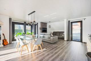 Ontdek deze houtskeletbouw woning van 1999 te Waarschoot-Lievegem in de Guido Gezellelaan 42 met lichtrijke, ruime woonkamer, 3 slaapkamers en...