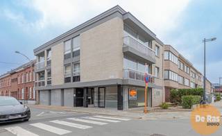 <br /><br />AALST - Op een zeer gunstige locatie in Centrum Aalst, dichtbij winkels, station, park , sport -en ontspanningsgelegenheden en invalswegen richting E40 kan je dit ruime 2 slaapkamer appartement terugvinden. <br />Het appartement is gelegen op de 2de verdieping ( bovenste verdieping van het gebouw) in een kleinschalige residentie.<br /><br />De indeling is als volgt: inkomhal met gastentoilet, ruime lichtrijke woonkamer met aansluitend de nieuwe (2025) compleet, ingerichte keuken, verder zijn er nog 2 ruime slaapkamers, badkamer en terras. Op de benedenverdieping is er nog een grote gemeenschappelijke berging. <br /><br />Er is een mogelijkheid tot aankoop van een grote garage (in het gebouw) - niet in de prijs inbegrepen (VP:25.000euro).<br />Het appartement beschikt over een conforme elektriciteitskeuring, goede EPC waarde (B) en een nieuw centrale verwarming op aardgas. Ook het dak werd volledig vernieuwd en geïsoleerd. Er is geen lift in het gebouw, wat ervoor zorgt dat de syndicale kosten zeer laag zijn.<br />Dit appartement van 95m² is uiterst geschikt voor eigen bewoning of als investering met een goed rendement.<br /><br />Heeft u interesse, maak dan snel een afspraak voor het kijkmoment via 053/60.65.60.<br />De vermelde prijs is een richtprijs. Na ontvangst van de biedingen zal de verkoper beslissen of hij/zij de eigendom verkoopt aan het beste bod. De richtprijs is aldus niet bindend voor de verkoper. Voor meer info kunt u ons contacteren of het reglement raadplegen op onze website.